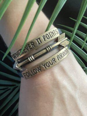 Zwart Suede Armband Met Bronskleurige Bedels