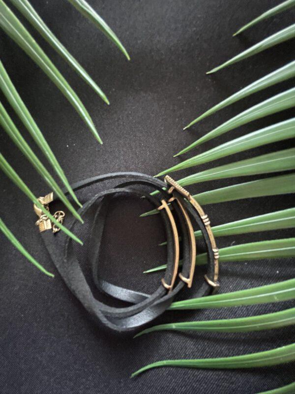 Zwart Suede Armband Met Bronskleurige Bedels