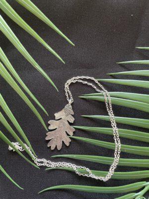 Zilverkleurige Ketting Met Zilverkleurige Blad