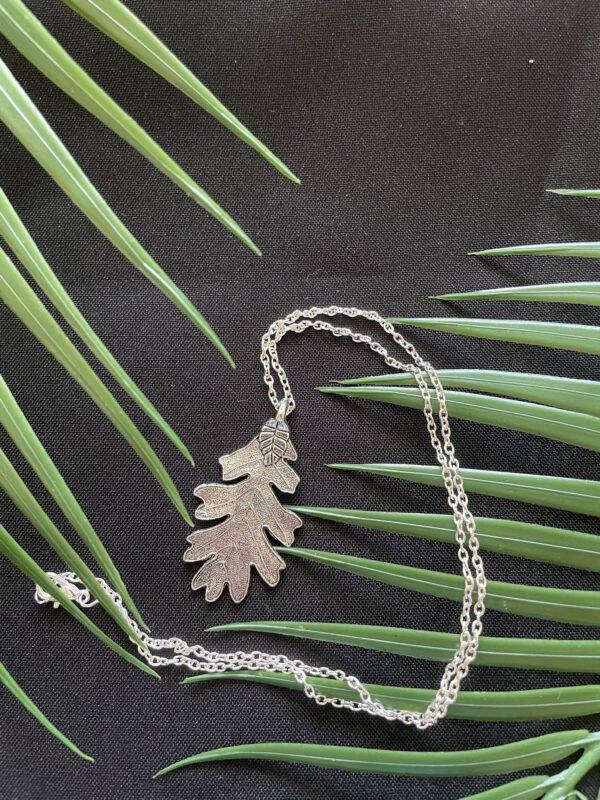 Zilverkleurige Ketting Met Zilverkleurige Blad