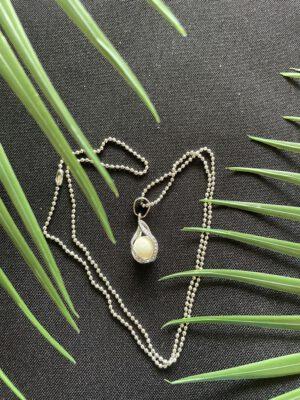 Zilverkleurige Ketting Bolletje In Kooi – GlowInTheDark