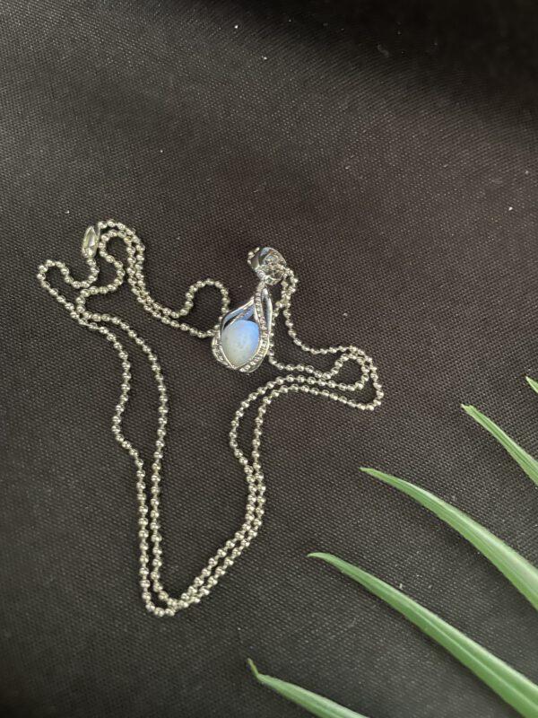 Zilverkleurige Ketting Bolletje In Kooi – GlowInTheDark